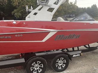 Barco de surf Malibu MXZ. Reserve com o melhor capitão do lago!