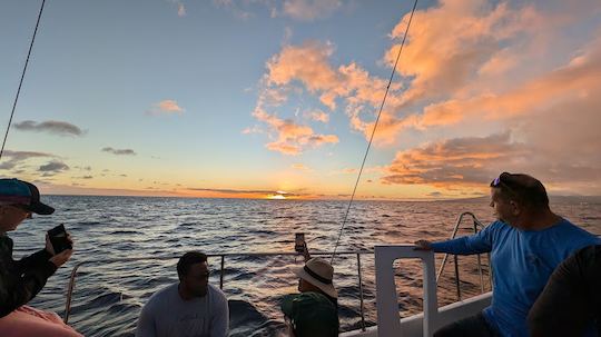 Charters privados personalizados en catamarán de vela para 37 pasajeros en Waikiki