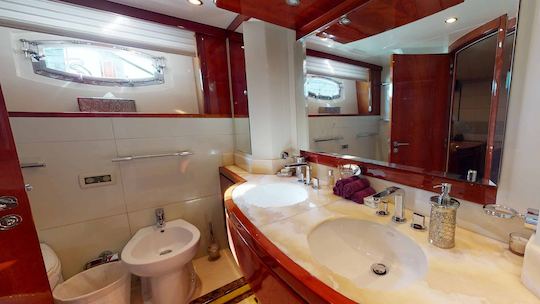 Luxury Majesty 88ft Yacht: Ideal for Long and Short Term Charters in Dubai