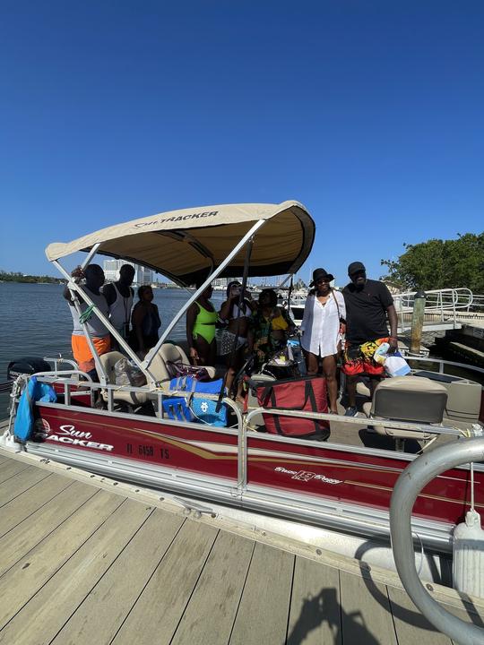 22ft Sun Tracker Party Pontoon Rental for 8 person max 