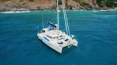 Elegante catamarán de vela Lagoon 440 para un máximo de 20 personas