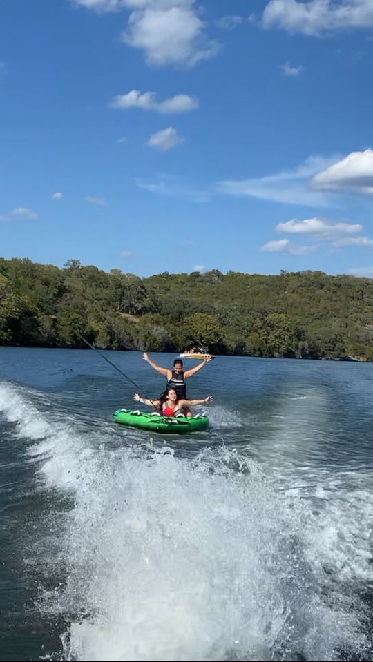 LOCATION DE WAKE-SURF - Bateau de Wake Surf ATX pouvant accueillir jusqu'à 8 personnes sur le LAC AUSTIN