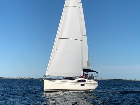 Naviguez à Newport, dans la baie de Narragansett et au-delà avec un Jeanneau Sun Odyssey de 50 pieds