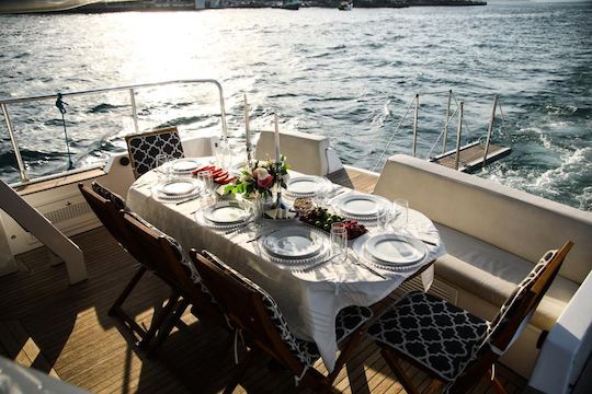 Yacht de luxe pour les occasions spéciales et les visites