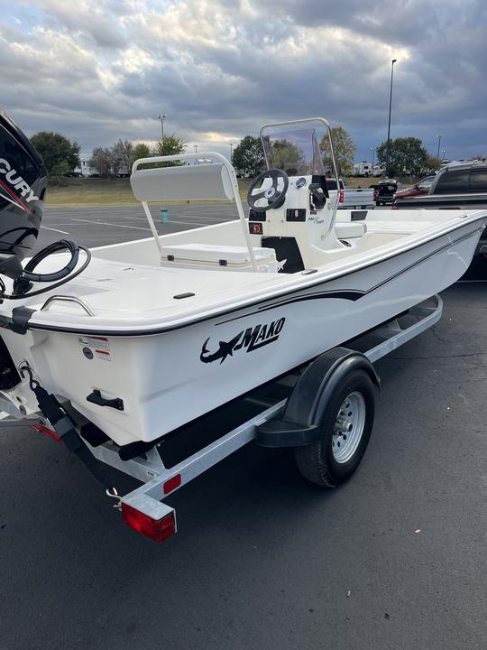 “Make Waves with Our Mako Skiff: Your Ultimate Lake Adventure Awaits!