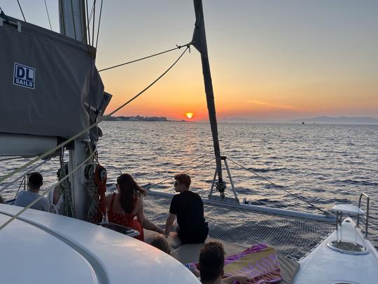 Crucero nocturno privado en catamarán con puesta de sol y bebidas