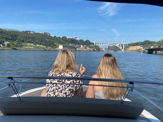 Excursion en bateau privé à Porto avec un Pacific Craft 700 Sun Cruiser de 23 pieds