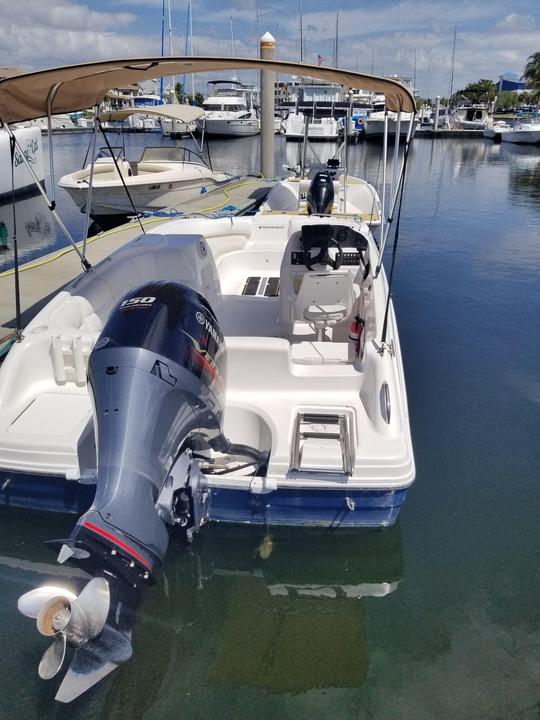 Barco con cubierta de huracán de 21 pies en la bahía de Tampa