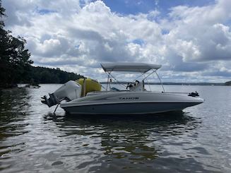 Barco con cubierta Tahoe Lake Martin de 21 pies