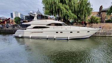 Aluguel de iates Princess 65 Flybridge Power Mega em Londres, Inglaterra