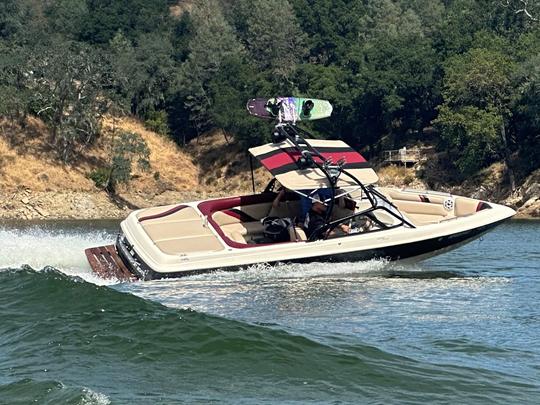 Faites le plein de carburant et vous attendez dans l'eau au lac Nacimiento ! (Tige, bateau de wakeboard)