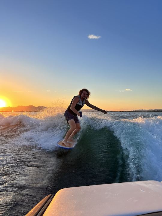 Barco de wakesurf Axis de 22 pés com capitão incluído