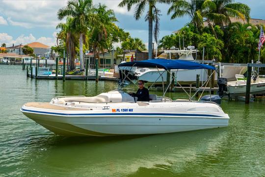 Bateau à pont Hurricane de 24 pieds de la série Elite et 250 Yamaha