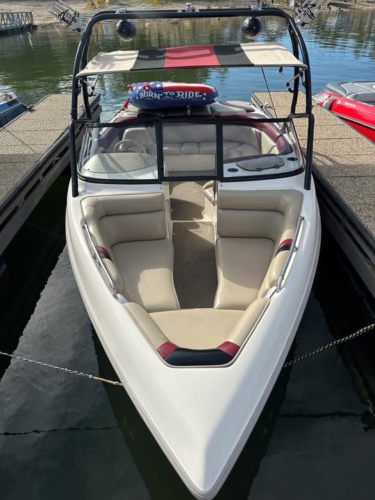 Faites le plein de carburant et vous attendez dans l'eau au lac Nacimiento ! (Tige, bateau de wakeboard)