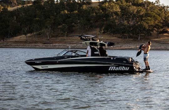 Barco fretado avaliado em #1! Surfe no Dragão em um barco de wake/surf M235 de Malibu.