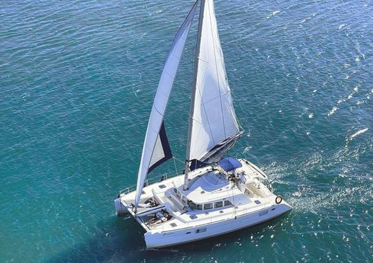 Catamarã Lagoon que cruzamos em Lisboa, Portugal