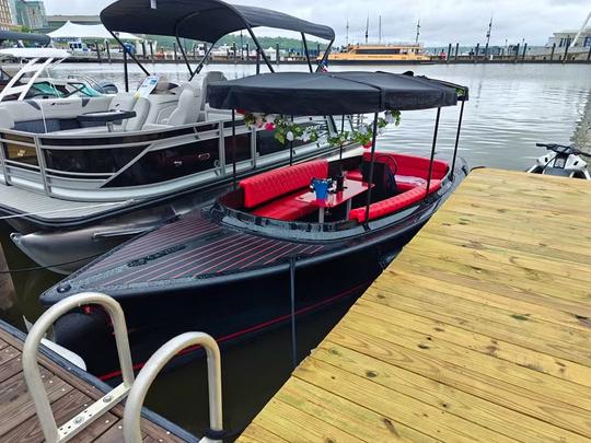 Barco elétrico 100% elétrico preto e vermelho Fantail em Norfolk, Virgínia