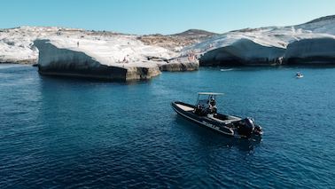 Tour de 2 horas al atardecer por la isla de Milos en la línea superior C29 de «Navigatus V»