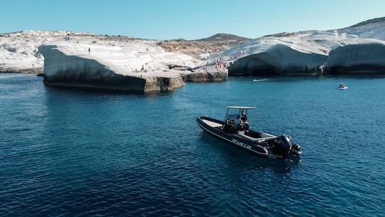 Tour de 2 horas al atardecer por la isla de Milos en la línea superior C29 de «Navigatus V»