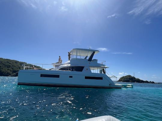 Navegue pelo Caribe como uma estrela do rock com um luxuoso catamarã a motor de 43 pés