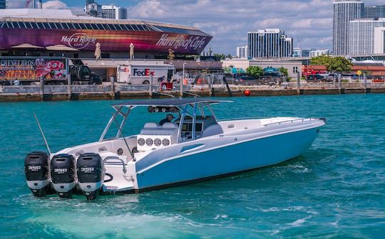 Experimente o Scarab Thrill de 53 pés de Miami para até 13 pessoas! 