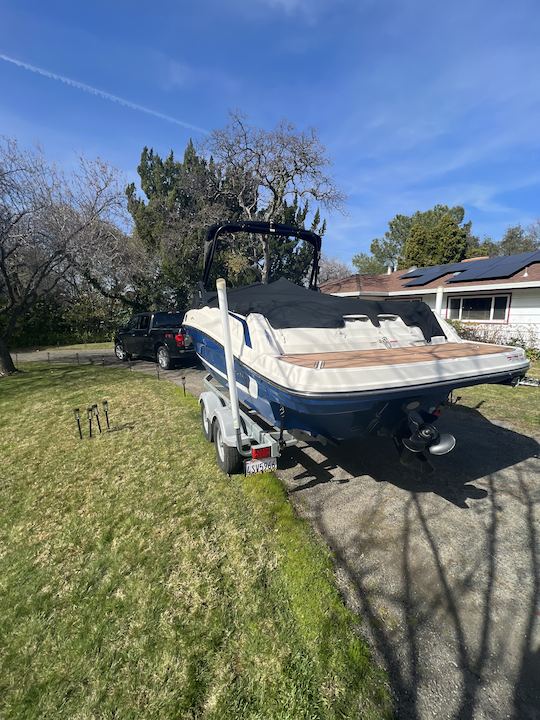 Bayliner VR6 2019 (operado por un arrendatario)