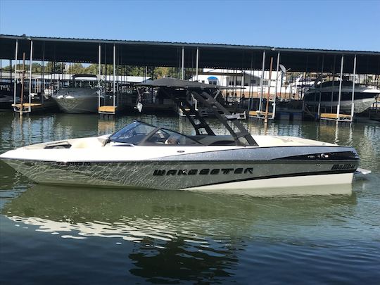 Bateau de surf Malibu Wakesetter 247 LSV