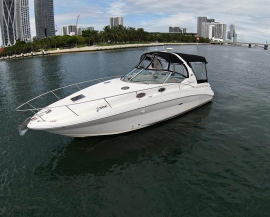 Lindo iate a motor Sea Ray de 36 pés para até 10 convidados e tapete flutuante em Miami!