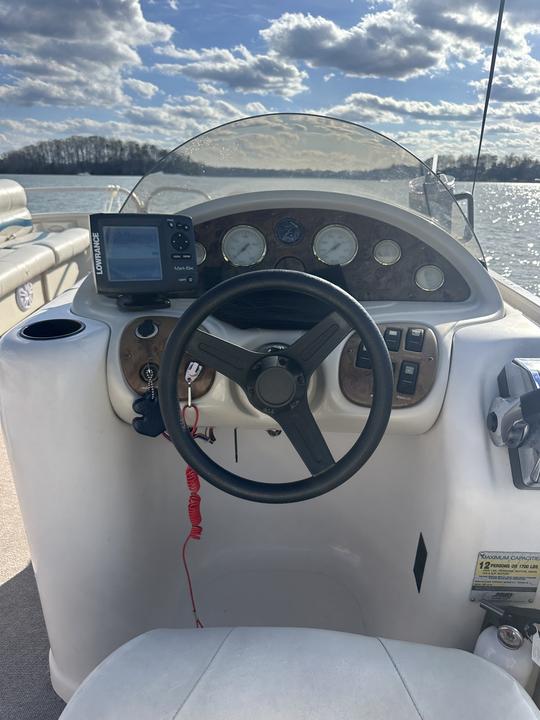 Pontão de cruzeiro Starcraft Stardeck 226 para 8 a 10 passageiros para alugar no Lago Norman!