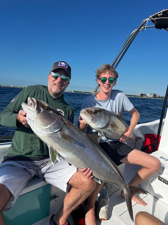 Pesca y esnórquel en alta mar en una Yamaha de 25 pies