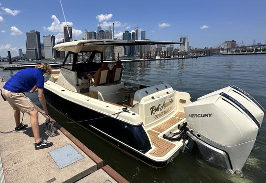 Cruise in style with this Spacious 30ft Chris Craft Catalina Boat