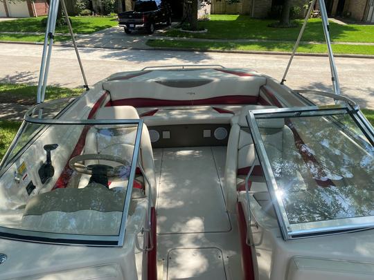 Amplio barco Glastron Bowrider en el lago Somerville