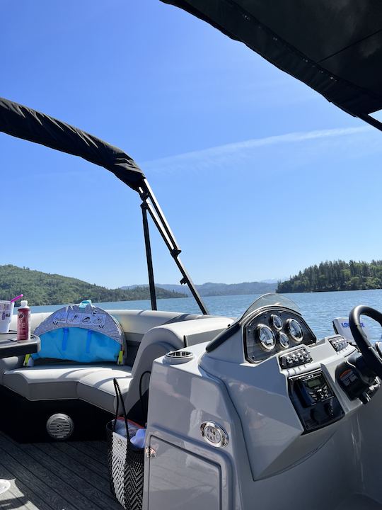 ¡Barco con patio Lowe Tritoon en el lago Shasta con espacio para 11 personas!