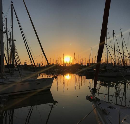 Experiência de navegação ao pôr do sol em Barcelona