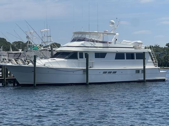 Experiencia de navegación de lujo a bordo del yate a motor Hatteras de 74 pies