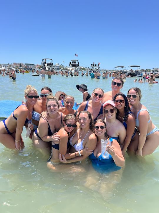 Barco de festa de dois andares com toboágua na Praia da Madeira!