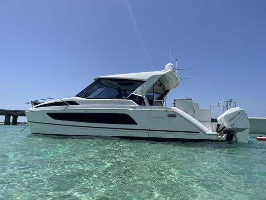 La première expérience de luxe de Destin sur l'île aux crabes : un catamaran à moteur Aquila de 36 pieds !