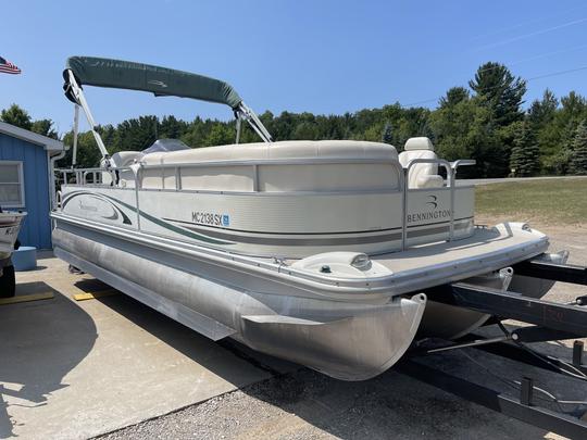 Bennington Triton de 22 pés para 14 pessoas em Glen Lake! Entrega gratuita!