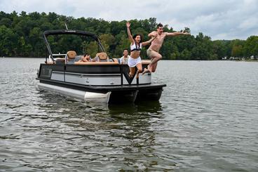 O Pontoon Rental acomoda 11 lugares confortavelmente - localizado na rede Whitefish