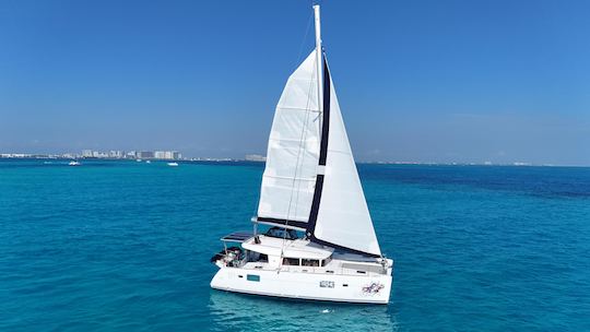 42ft Luxury Catamaran Private Charter / Capacity 40 people