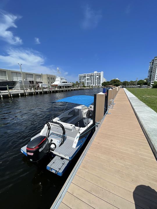 Barco espaçoso de 23 pés de convés! COMBUSTÍVEL INCLUÍDO! Perfeito para bancos de areia/cruzeiros!