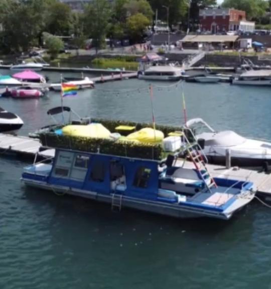 Houseboat Party Boat for 15 in Montréal, Québec