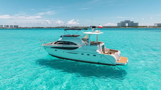 Yate Princess Flybridge de 50 pies con moto acuática