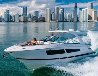 Relax in Style and Rent Our Beautiful 38Ft Boat: Create Unforgettable Memories!