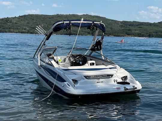 Louez un magnifique bateau de wakeboard avec un skipper pour une journée sur l'eau. 