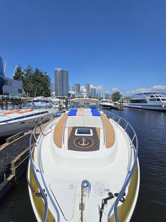 Luxurious 53-ft Sea Ray Yacht for Up to 12 Guests in Vancouver