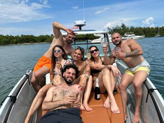 Islas de la Bahía de Miami y casas de famosos: yate a motor privado de lujo