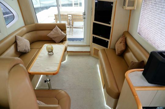 46 ft Yacht Rental in Dubai Marina – Perfect for Groups of Up to 12 Guests