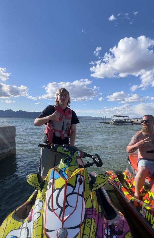 Oferecendo os incríveis serviços de aluguel de jetski esportivo Yamaha EX em Lake Havasu