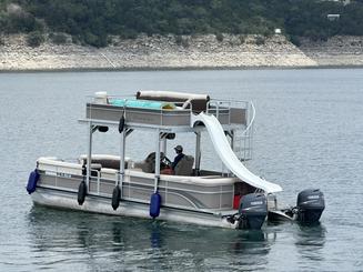 Lake Travis Thrills: barco de fiesta de dos pisos con tobogán en Austin, TX